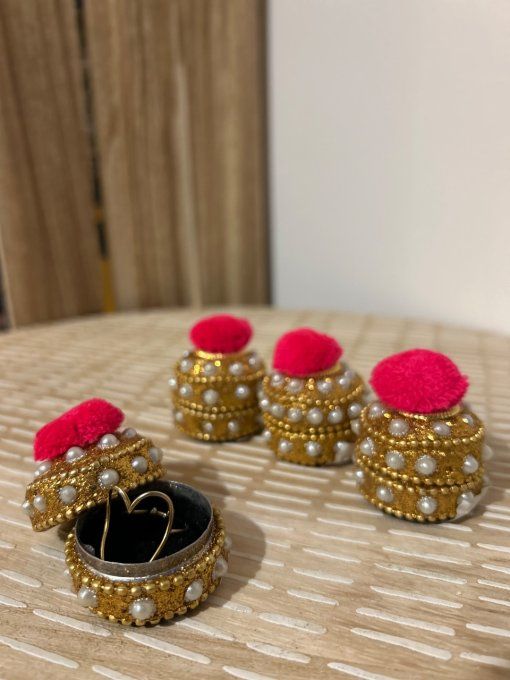 Petite boite indienne or et fushia 