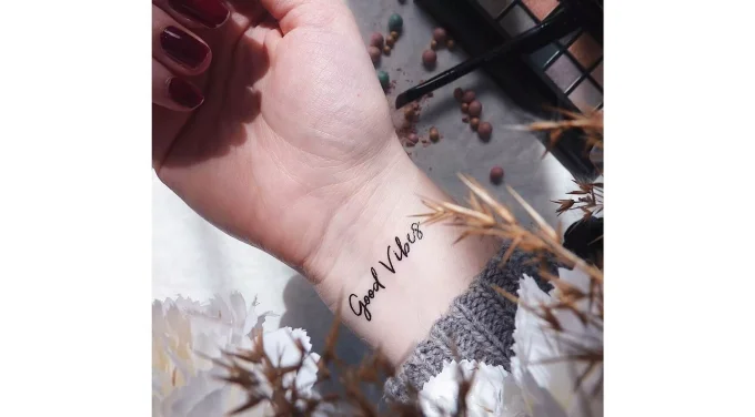 Tatouage éphémère : Good Vibes