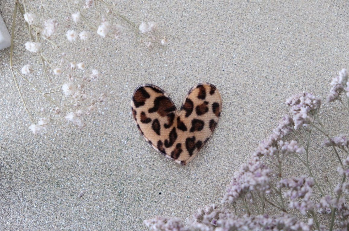 Broche coeur velours léopard 
