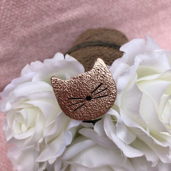 Broche cuir irisé doré