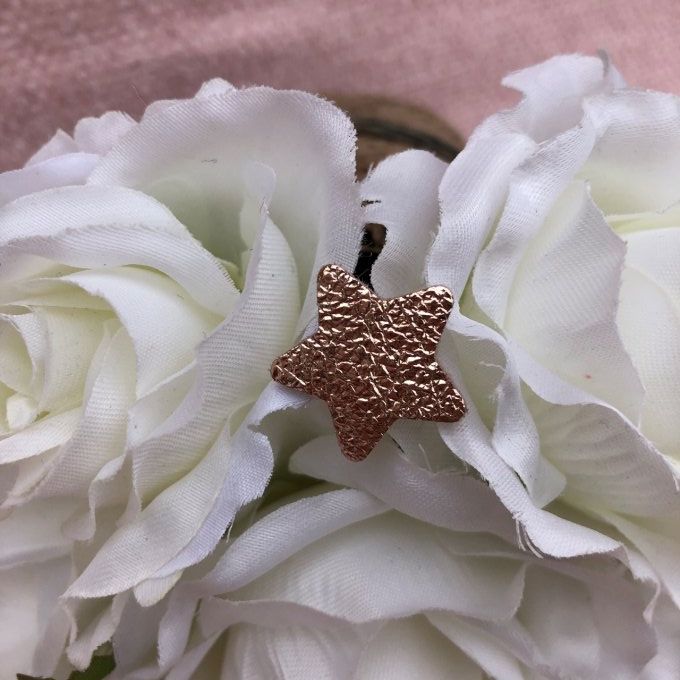 Broche cuir irisé doré