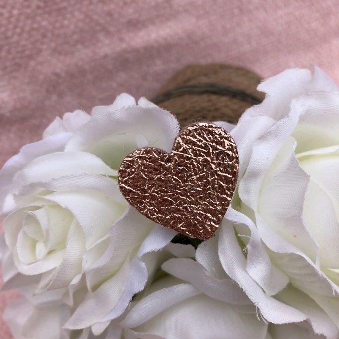 Broche cuir irisé doré