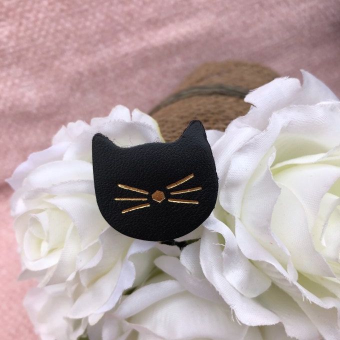 Broche cuir irisé noir chat 
